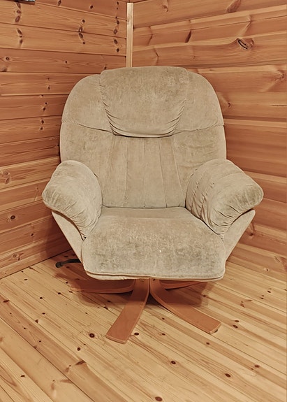 Vaalean beige nojatuoli kallistus mekanismilla