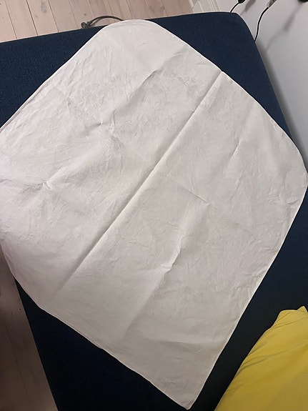 Valkoinen pellava pöytäliina