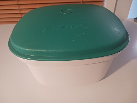 Tupperware astia