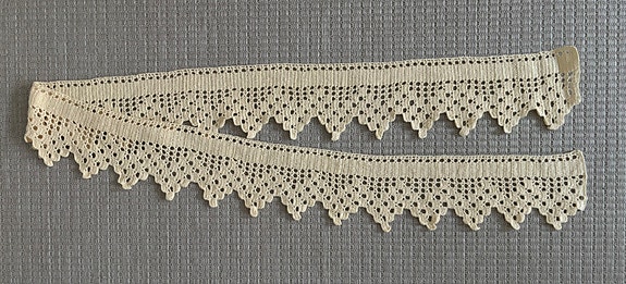 Virkattu verho / reunapitsi