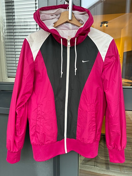 Nike naisten tuulitakki M-koko