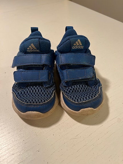 Adidas lenkkarit 22