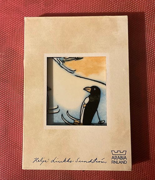 Heljä Liukko-Sundströmin Pingviini ja Pupu-aiheinen seinälaatta Talven iloa.