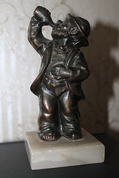 Vanha messinkinen patsas alkoholisti metalli mies 14cm juoppo vintage figuuri