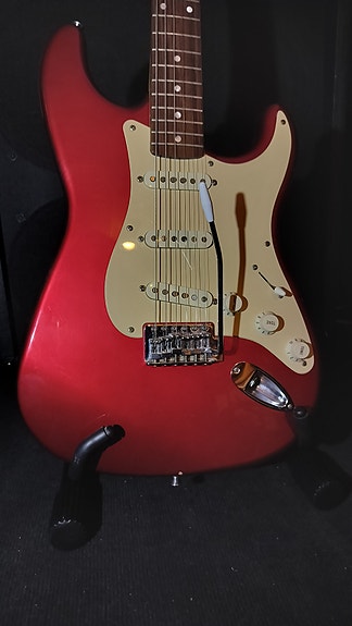Fender Squier Stratocaster helmeilevän punainen kitara guitar