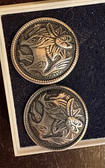 Kalevala aurinkoleijona nappikorvakoru pieni hopeinen
