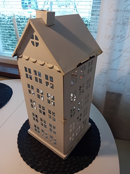 Iso kynttilälyhty, talo