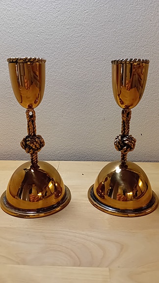 Kynttilänjalat, pronssia. Sarpaneva.