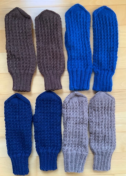 4 x käsinkudotut naisten lapaset, sama malli - eri väri, UUSI,1 pari 9 €, yht 28