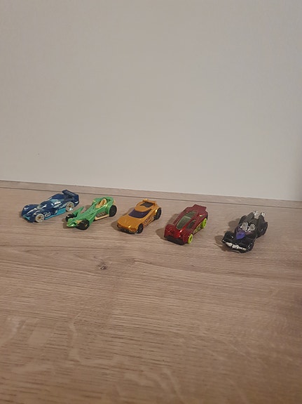 Hotwheels autoja 5 kpl