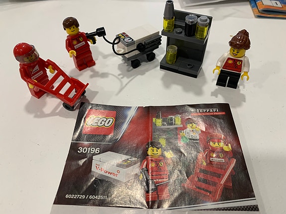 Lego Ferrari F1 Shell Pit Crew