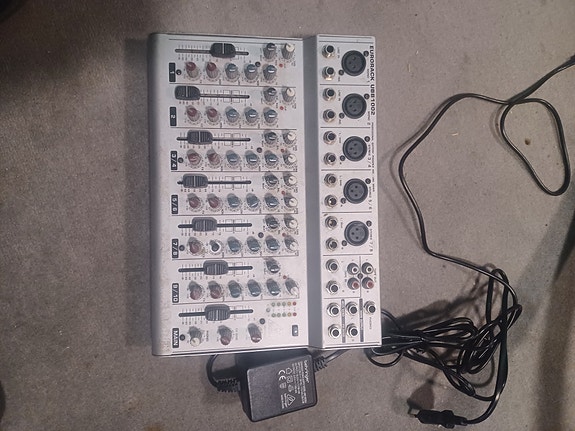 Behringer ubb1002 battery mixer