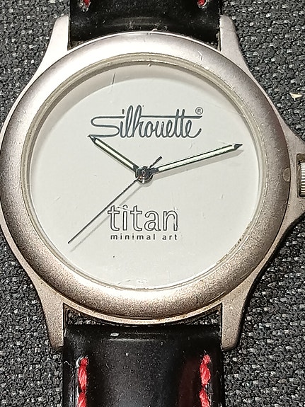 Tyylikäs Silhouette titan kello