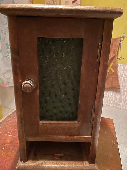 Puinen kaappi lasiovella