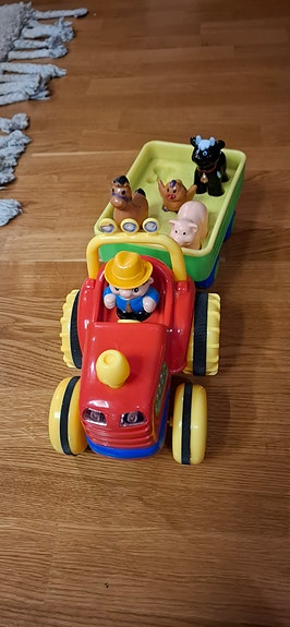 Traktori peräkärry ja 4 eläintä