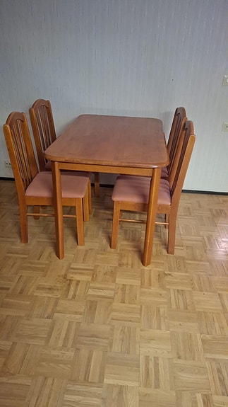 Neljän hengen ruokailuryhmä