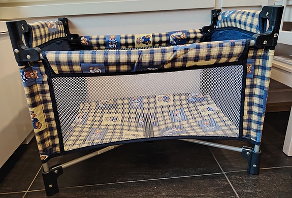 Nuken matkasänky säilytyspussin kera