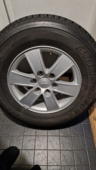 Mitsubishi Pajero IV OEM 17" Pyörä – Kuin uusi! (Vanne + 265/65R17 rengas)