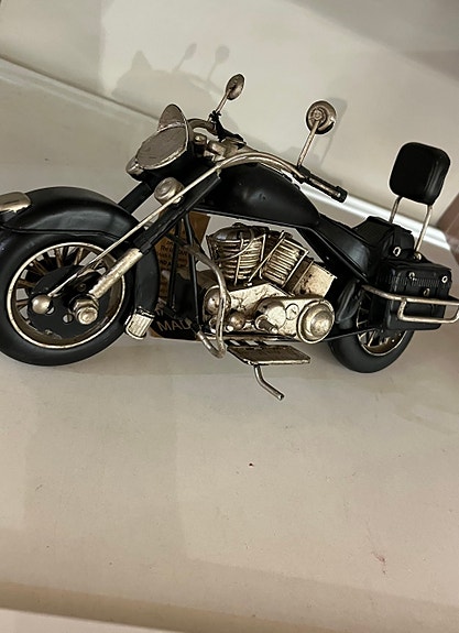 🏍️ Käsintehty Musta Custom-Moottoripyörä – Upea Metallitaideteos! 🖤