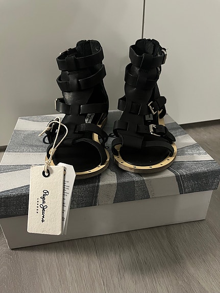Pepe jeans London nahkaiset sandaalit.