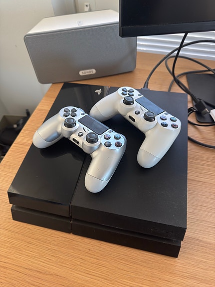 PS4 konsoli & 2 ohjainta + 3 peliä + johdot