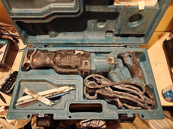 Makita JR3070CT puukkosaha