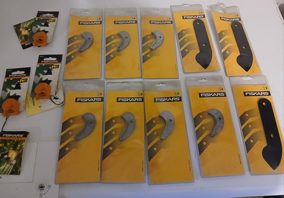 Fiskars oksasaksien varaosia.