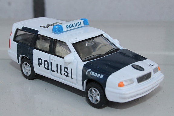 Vanha Suomi poliisiauto Volvo 850 1995 pikkuauto pienoismalli keräilyauto metal