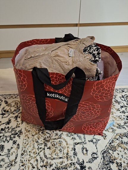 Iso kassi vaatteita, koossa M/L