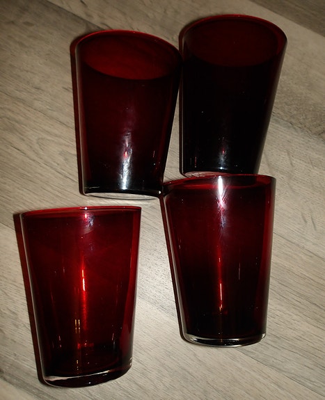 Rubiininpunainen korkea juomalasi 4 kpl