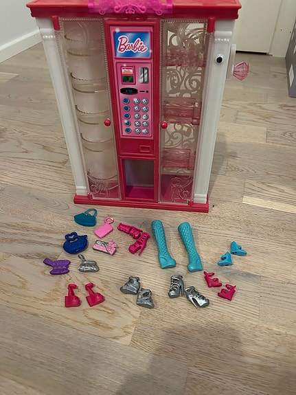 Barbie kaappi ja tarvikkeita