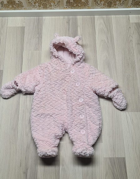 vaaleanpunainen haalari
