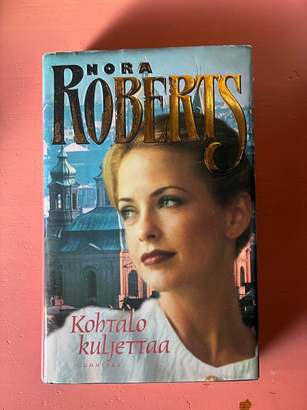 Nora Roberts Kohtalo kuljettaa kirja