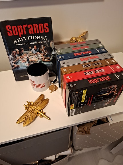The Sopranos 1-6 Dvd+Keittiössä kirja+Kahvimuki