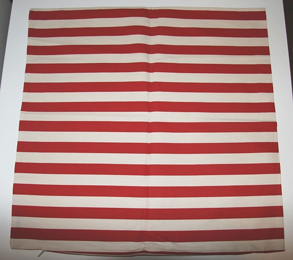 H&M raidallinen tyynynpäällinen