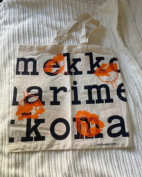 Marimekon uusi logokassi oransseilla unikoilla