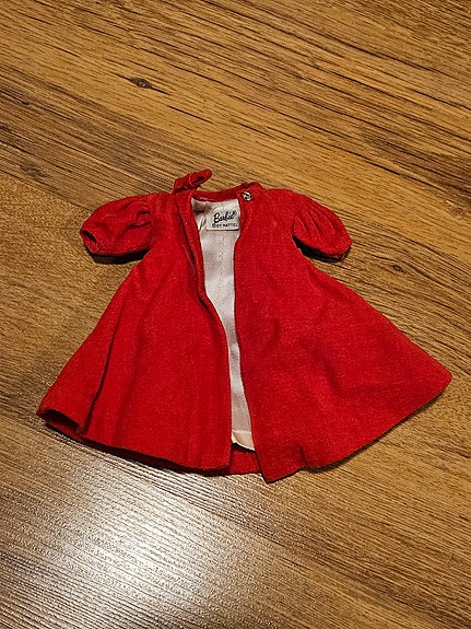 Suuri määrä vanhoja Barbie-tavaroita