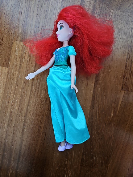 Disney Ariel nukke sinisellä mekolla ja punaisilla hiuksilla