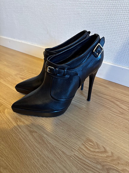 Burberry Korkokengät Musta Nahka Koko 41