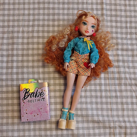 Barbie Fashionista Nukenukke punaisilla kiharoilla