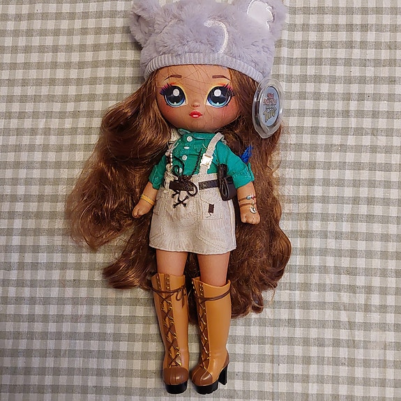 NA!NA!NA! Surprise Doll Nukkekokoelma Ruskeat Hiukset Ruskea Mekko