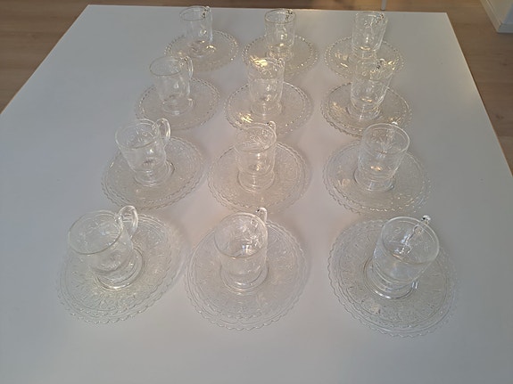 Iittala (Nuutajärvi) Apila-sarja  kahvikupit, asetit ja pullalautaset 12kpl