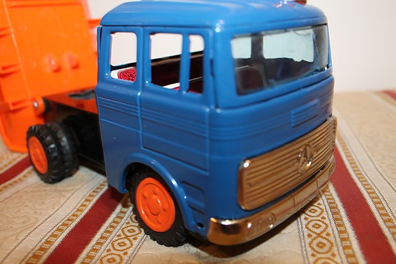70-luku peltiauto Mercedes LP-sarja 20cm leikkiauto kuorma-auto Japani vintage