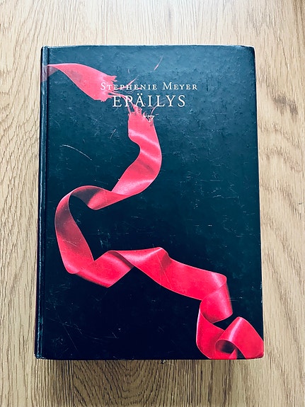 Stephenie Meyer Epäilys Kirja