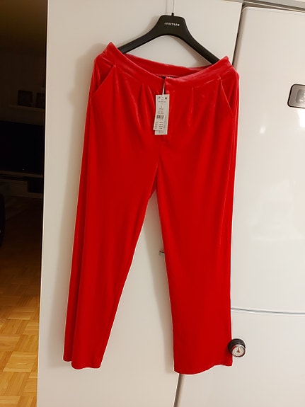 Myydään uusi sametti housut.