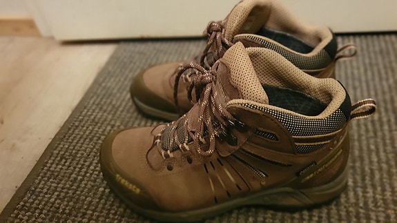 Treksta gore tex vaelluskengät ehjä kuntoiset.