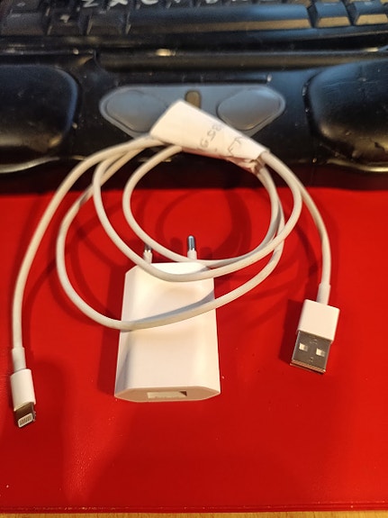 Apple  5??W Laturi ja alkuperäinen kaapeli 1 m lightning. toimitettuna.
