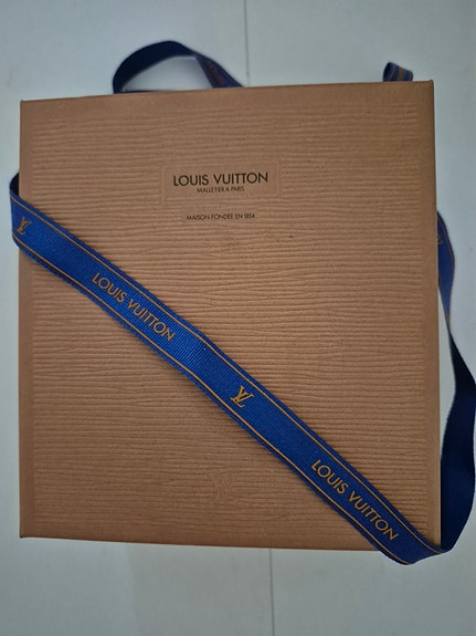 Louis Vuitton rasia 14x13x7cm ja Louis Vuittonin lahjanauhaa n.100cm