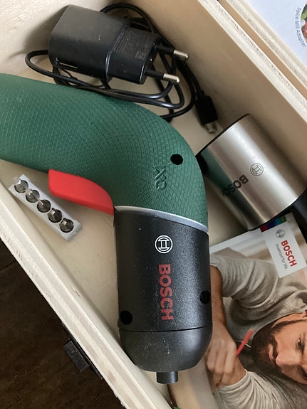 Bosch IXO Vino Akkuruuvinväännin setti puulaatikossa