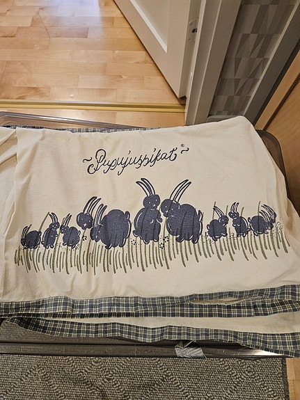 Pupujussikat vauvankopan reunapehmuste